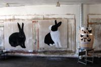 Lapins et tonneau Lapin-barique-tonneau- Thierry Bisch artiste peintre animaux tableau art  nature biodiversité conservation 